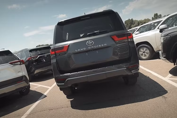 Sẽ có thị trường riêng được cung cấp bản động cơ Turbo Diesel V-6 với công suất 302 mã lực và mô-men xoắn cực đại 700 Nm. Tại Việt Nam, các đại lý tư nhân đã nhận đặt cọc xe. Mức giá xe Toyota Land Cruiser 2022 khoảng từ hơn 6 tỷ đồng và hẹn giao xe tháng 10 năm nay.