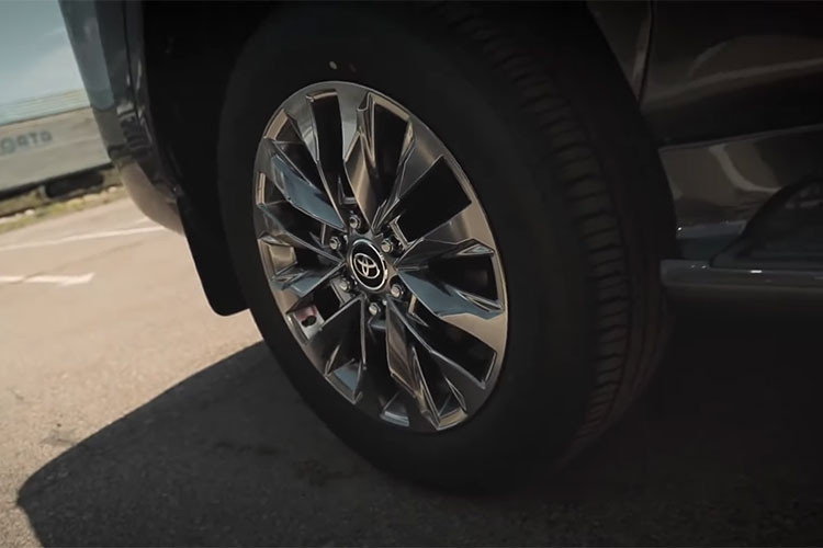 Ở thế hệ mới, Toyota Land Cruiser 2022 còn được trang bị bộ mâm thiết kế mới màu titan dạng đa chấu với kích thước lớn đến 20 inch, gương chiếu hậu rời xuống khỏi trụ A nâng cao tầm quan sát cho người dùng. 