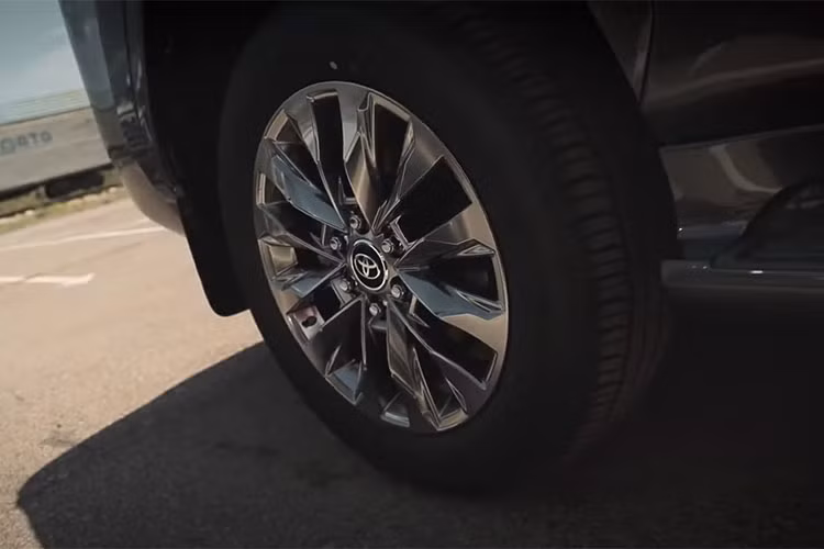 Ở thế hệ mới, Toyota Land Cruiser 2022 còn được trang bị bộ mâm thiết kế mới màu titan dạng đa chấu với kích thước lớn đến 20 inch, gương chiếu hậu rời xuống khỏi trụ A nâng cao tầm quan sát cho người dùng. 