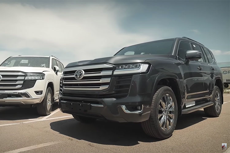 Ngoài ra, Toyota Land Cruiser 2022 đã có kế hoạch phân phối chính hãng tại Việt Nam ngay trong năm nay, vì Việt Nam nằm trong 12 thị trường quan trọng của Toyota Land Cruiser 2022 trên toàn cầu. Hy vọng rằng, Toyota Việt Nam (TMV) sẽ không phân phối phiên bản máy xăng V6 hút khí tự nhiên, kết hợp với hộp số tự động 6 cấp!