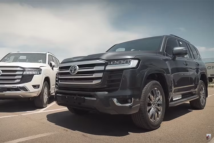 Ngoài ra, Toyota Land Cruiser 2022 đã có kế hoạch phân phối chính hãng tại Việt Nam ngay trong năm nay, vì Việt Nam nằm trong 12 thị trường quan trọng của Toyota Land Cruiser 2022 trên toàn cầu. Hy vọng rằng, Toyota Việt Nam (TMV) sẽ không phân phối phiên bản máy xăng V6 hút khí tự nhiên, kết hợp với hộp số tự động 6 cấp!