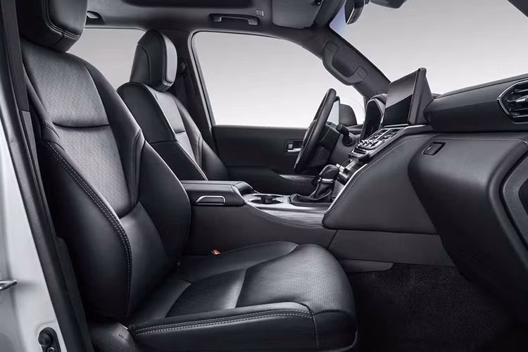 Trong đó, bản Toyota Land Cruiser 2022 GR-S sẽ có ghế đỏ/đen kết hợp. Vô-lăng cũng cải tiến với thiết kế gọn gàng, đồng hồ sau lái kết hợp màn hình và đồng hồ cơ hài hòa mang đến ấn tượng cho người lái cũng là điểm nâng cấp của chiếc SUV này.