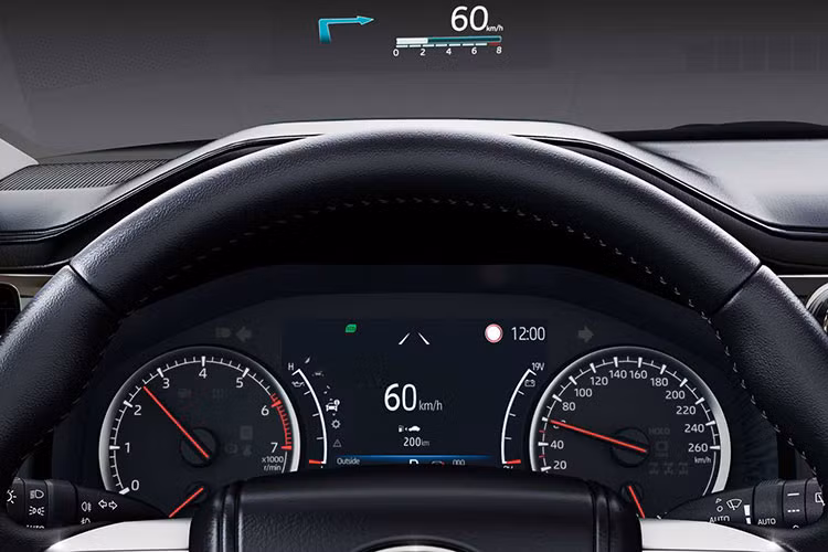 Bên cạnh đó, xe vẫn sở hữu nhưng trang bị hiện đại như; 14 loa JBL, hệ thống sạc điện thoại không dây, hiển thị thông tin trên kính lái HUD, loa JBL, hệ thống nhận diện vân tay, điều hòa tự động 4 vùng độc lập... Hệ thống ghế ngồi của Toyota Land Cruiser 2022 vẫn có cấu hình như cũ với chất liệu bọc da, màu sắc sẽ tùy từng phiên bản.