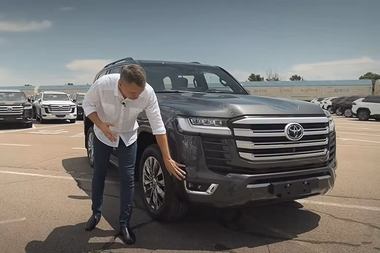 Sau khi ra mắt, đến nay dường như những hình ảnh thực tế chỉn chu của Toyota Land Cruiser hoàn toàn mới vẫn chưa xuất hiện khiến người dùng trên thế giới cảm thấy tò mò và nóng lòng được chiêm ngưỡng mẫu SUV này. Mới đây, một Reviewer người Kazakhstan đã có cơ hội được "bóc tem" Toyota Land Cruiser All New thuộc phiên bản LC300 kỷ niệm 70 năm.