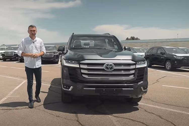 Tuần vừa qua, chủ đề Toyota Land Cruiser 2022 mới ra mắt thế giới đã "chiếm sóng" trên các mặt báo, điều đó chứng tỏ sức "hot" của mẫu SUV được coi là biểu tượng của thương hiệu ôtô Nhật Bản. Sau 12 năm, Toyota Land Cruiser cuối cùng cũng được nâng cấp thế hệ thứ 7 với sự "lột xác" ngoạn mục nhờ được cải tiến từ trong ra ngoài, rũ bỏ phong cách thiết kế bảo thủ trước đây.