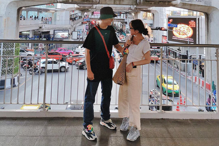 Cô bạn có mối tình kéo dài 4-5 năm cùng bạn trai khá bảnh bao, cool ngầu. Couple siêu cấp đáng yêu thường xuyên du lịch cùng nhau và lên đồ nhìn chất như nước cất. 