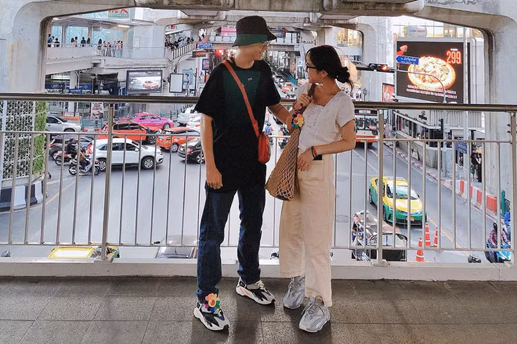 Cô bạn có mối tình kéo dài 4-5 năm cùng bạn trai khá bảnh bao, cool ngầu. Couple siêu cấp đáng yêu thường xuyên du lịch cùng nhau và lên đồ nhìn chất như nước cất. 