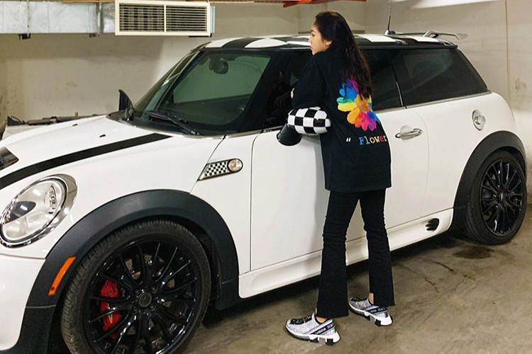 Ngoài tên thật là Phạm Trần Nguyễn Minh Anh, con gái đại gia Minh Nhựa còn biết đến với nickname Joyce Phạm. Mới 20 tuổi nhưng con gái đại gia có thu nhập riêng bằng việc kinh doanh thời trang và làm mẫu lookbook. Mới cách đây 2 ngày, Minh Anh còn khai trương cả cửa hàng đầu tiên của mình. 