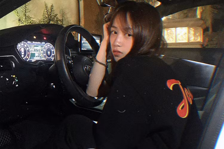 Cô bạn cho biết mình có đam mê mãnh liệt với siêu xe và đồ hiệu - đặc biệt là quần áo, gấu mô hình Bearbrick, sneaker,... Tính sương sương trong tủ, Minh Anh sở hữu tầm 100 đôi. Nhưng đó chưa phải là tất cả vì còn khá nhiều hành lý cô bạn chưa mang về Việt Nam kể từ khi quyết định chuyển từ ĐH ở Mỹ về đại học trong nước.