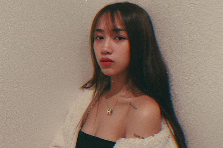 Minh Anh cho biết dù gia đình có điều kiện tốt nhưng bản thân đã có thể kiếm tiền chi tiêu. Thậm chí cách đây không lâu, cô bạn tự thưởng cho mình chiếc túi Chanel giá 5.000 USD (xấp xỉ 115 triệu) - một con số không hề nhỏ.