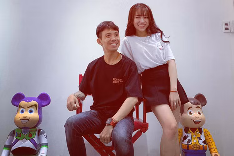 Được biết, đây chính là con gái rượu của đại gia siêu xe Minh Nhựa - phó Tổng Giám đốc Công ty Nhựa Long Thành, cũng là người hiện nắm trong tay nhiều xế khủng nhất thế giới như: Bugatti Veyron, Lamborghini Murcielago LP670-4 SV, Ferrari 485 Italia và mới nhất là Lamborghini Aventador LP700-4, Rolls-Royce Ghost và Rolls-Royce Phantom...