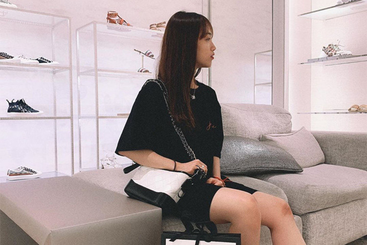 Con gái đại gia nên cũng có sở thích không giống người thường. Khi nghe thấy món đồ nào là hàng sản xuất có giới hạn, mỗi mẫu chỉ 2-3 chiếc thì Minh Anh nhất định sẽ trút hết hầu bao để mua. Ví như chiếc túi hơn cả trăm triệu kia.