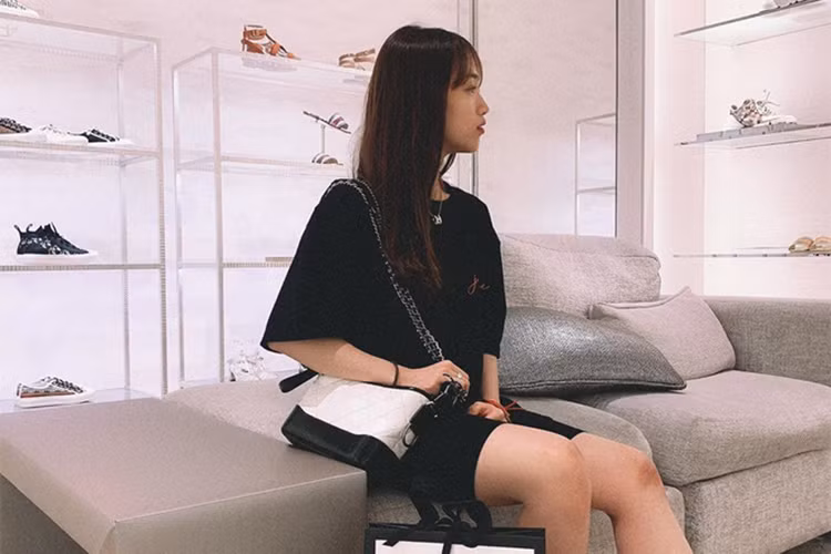 Con gái đại gia nên cũng có sở thích không giống người thường. Khi nghe thấy món đồ nào là hàng sản xuất có giới hạn, mỗi mẫu chỉ 2-3 chiếc thì Minh Anh nhất định sẽ trút hết hầu bao để mua. Ví như chiếc túi hơn cả trăm triệu kia.