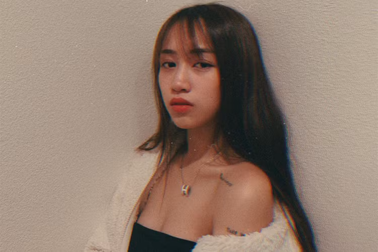 Minh Anh cho biết dù gia đình có điều kiện tốt nhưng bản thân đã có thể kiếm tiền chi tiêu. Thậm chí cách đây không lâu, cô bạn tự thưởng cho mình chiếc túi Chanel giá 5.000 USD (xấp xỉ 115 triệu) - một con số không hề nhỏ.