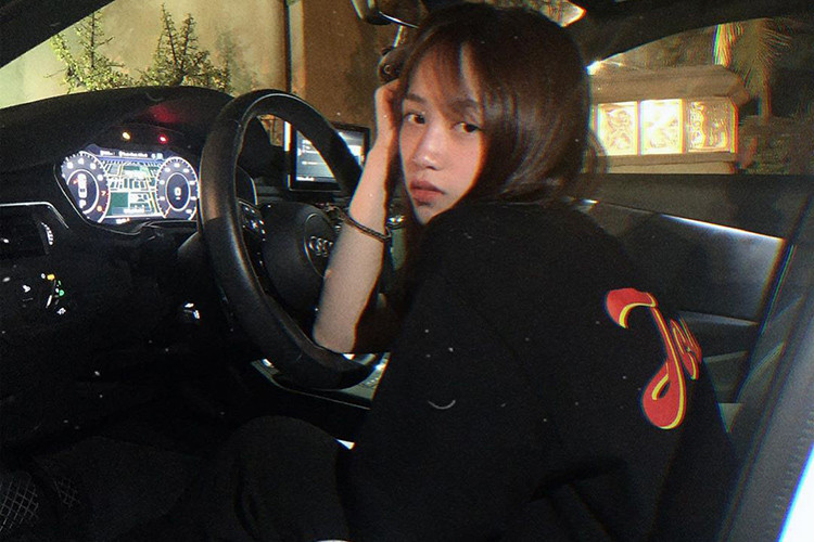 Cô bạn cho biết mình có đam mê mãnh liệt với siêu xe và đồ hiệu - đặc biệt là quần áo, gấu mô hình Bearbrick, sneaker,... Tính sương sương trong tủ, Minh Anh sở hữu tầm 100 đôi. Nhưng đó chưa phải là tất cả vì còn khá nhiều hành lý cô bạn chưa mang về Việt Nam kể từ khi quyết định chuyển từ ĐH ở Mỹ về đại học trong nước.