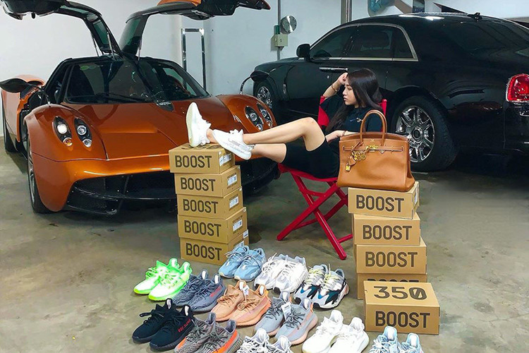 Instagram Việt dạo gần đây xôn xao với bức ảnh girl xinh tạo dáng cool ngầu bên chiếc siêu xe 80 tỷ - Pagani Huayra, xung quanh là cả dàn giày hiệu. Một đôi thôi cũng là ao ước của nhiều bạn trẻ, đằng này cô gái trong bức ảnh xịn xò có hẳn một... BST lận! Khỏi phải nói, danh tính girl xinh này đã được truy lùng ráo riết.