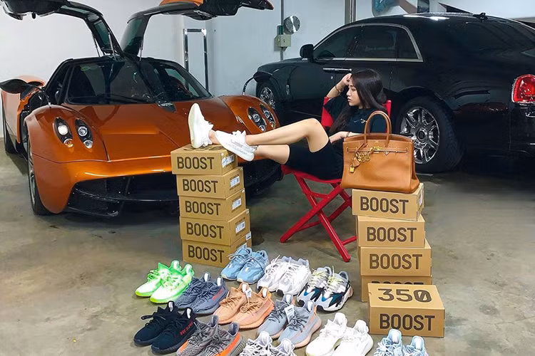 Instagram Việt dạo gần đây xôn xao với bức ảnh girl xinh tạo dáng cool ngầu bên chiếc siêu xe 80 tỷ - Pagani Huayra, xung quanh là cả dàn giày hiệu. Một đôi thôi cũng là ao ước của nhiều bạn trẻ, đằng này cô gái trong bức ảnh xịn xò có hẳn một... BST lận! Khỏi phải nói, danh tính girl xinh này đã được truy lùng ráo riết.