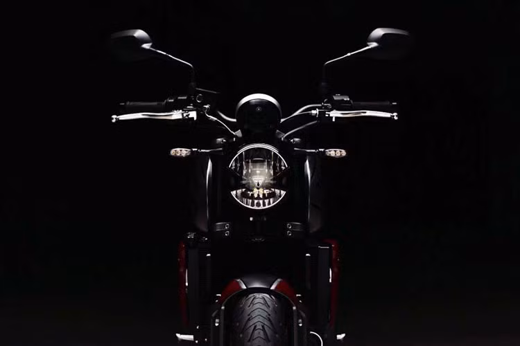 Xe được trang bị hệ thống đèn chiếu sáng full LED, bảng đồng hồ TFT hỗ trợ kết nối với thiết bị thông minh. So với đàn anh của mình, Triumph Trident 660 sẽ sử dụng hệ thống phanh của Nissin với phanh đĩa đôi đường kính 310 mm cho bánh trước và đĩa đơn đường kính 255 mm cho bánh sau. Hệ thống treo của xe đến từ thương hiệu Showa.