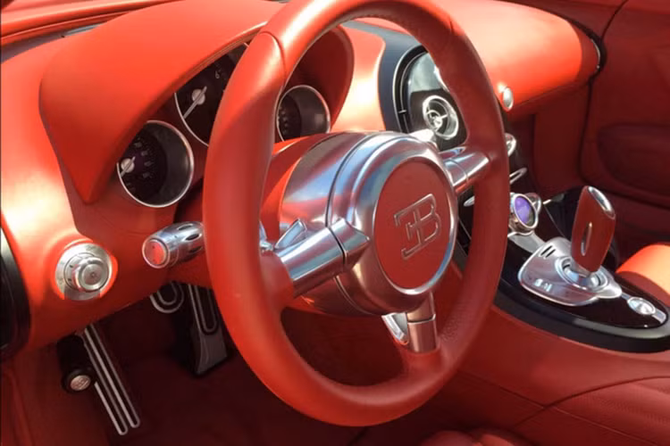 Chiếc siêu xe Bugatti Veyron Grand Sport đỏ rực này vẫn sử dụng động cơ W16 4 tăng áp 8.0l như các phiên bản Veyron trước nhưng trên Super Sport, công suất tối đa đã được nâng lên thành 1200 mã lực và mô-men xoắn cực đại đạt 1500 Nm.