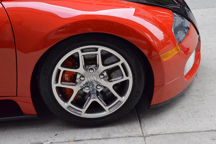 Theo đại lý rao bán chiếc Bugatti Veyron mui trần này, hãng siêu xe tại Pháp đã từng thực hiện việc bảo dưỡng cho siêu xe ddược mệnh danh lagf "ông hoàng tốc độ" này vào tháng 10/2010, tháng 6/2012, tháng 10/2012, tháng 5/2013 và tháng 4/2014.