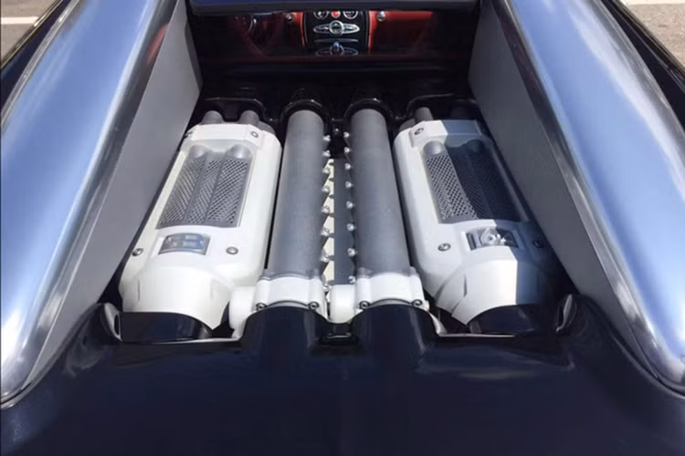 Tốc độ tối đa 431 km/h chỉ có thể đạt được ở phiên bản Veyron Super Sport World Record Edition. Ở phiên bản Veyron Super Sport thường, vận tốc của xe bị giới hạn điện tử ở 415 km/h để phòng ngừa những chiếc lốp có thể bị hủy hoại ở tốc độ cao, dẫn tới tai nạn thảm khốc.