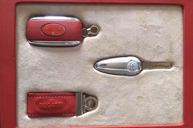 Hiện tại, Veyron Super Sport vẫn là chiếc xe sản xuất hàng loạt có tốc độ nhanh nhất Thế giới, với tốc độ tối đa lên tới 431 km/h. Nó được mệnh danh là "ông hoàng tốc độ" thời điểm xuất hiện. (Trong ảnh là hộp đựng chìa khoá dành cho Bugatti Veyron Grand Sport đỏ rực "8 tuổi").