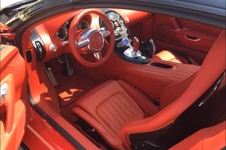 Nằm ở phía trước đầu của Bugatti Veyron là vị trí của khoang hành lý trên xe. Tuy nhiên là một siêu xe tối thượng hướng tới tốc độ, thể tích khoang hành lý của Veyron đạt mức "siêu nhỏ" với chỉ vỏn vẹn 37 lít.