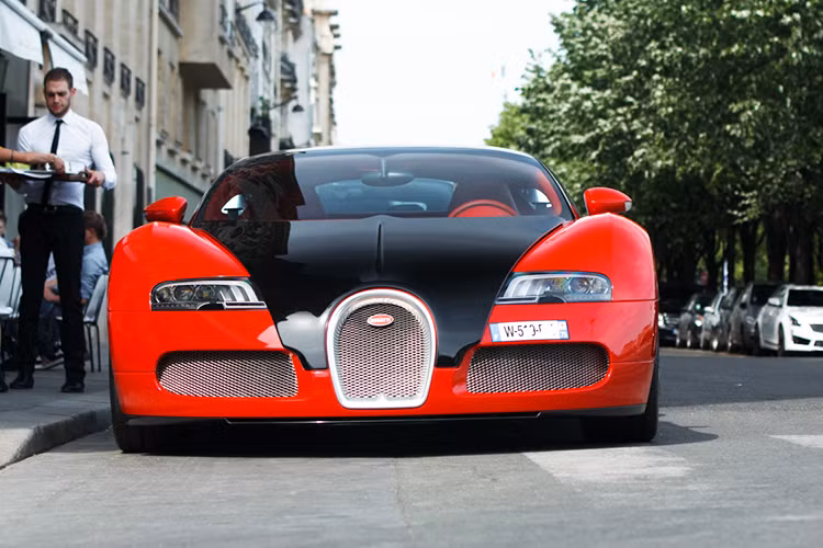 Chiếc Bugatti Veyron Grand Sport đỏ rực được sản xuất vào tháng 12/2009, sau đó, siêu xe này ở lại nhà máy để sử dụng trong các hoạt động của hãng trước khi được bán cho 1 đại gia vào tháng 8/2014. Điều đặc biệt siêu xe này đã 1 lần thay áo khi về tay đại gia này, trong đó, nguyên bản xe có màu sơn xanh ánh kim kết hợp cùng đen.