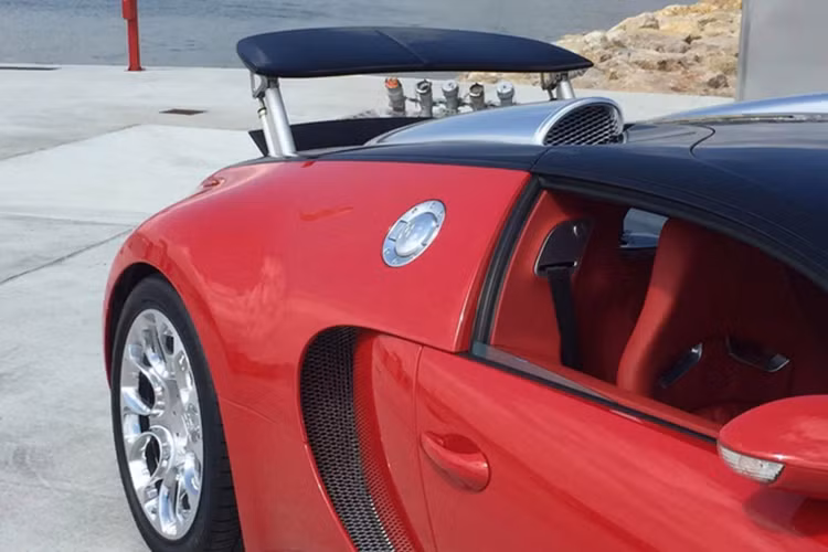 Ra mắt vào năm 2010, Bugatti Veyron Super Sport là phiên bản nhanh nhất, mạnh mẽ nhất của dòng siêu xe "vua tốc độ" Bugatti Veyron. So với một chiếc Bugatti Veyron bình thường, Veyron Super Sport có một số thay đổi ở ngoại thất với cản trước có thiết kế khí động học mới, cản sau có các khe tản nhiệt lớn hơn và ống xả kép.