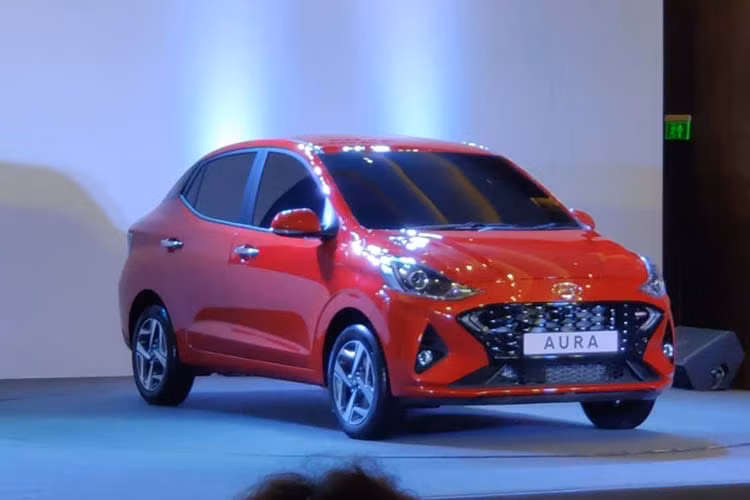 Trước đây, phiên bản sedan của Hyundai Grand i10 tại thị trường Ấn Độ được gọi bằng cái tên riêng là Xcent. Dù ra mắt Hyundai Aura sedan mới nhưng hãng Hyundai sẽ tiếp tục bán Xcent tại thị trường Ấn Độ nhằm phục vụ những khách hàng mua xe để chạy dịch vụ.