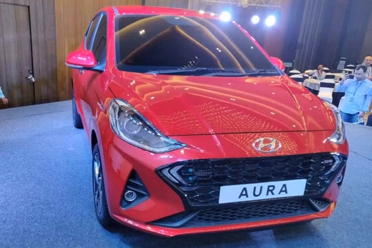 Bên ngoài, Aura 2020 được áp dụng ngôn ngữ thiết kế Sensuous Sportiness mới nhất của thương hiệu Hyundai. Phần đầu xe của mẫu sedan cỡ A này về cơ bản là giống hệt Hyundai Grand i10 2019. Do đó, xe cũng có cụm đèn pha projector vuốt mượt mà về phía sau và lưới tản nhiệt Cascading Grille màu đen bóng vốn đã trở thành đặc trưng của xe Hyundai trong thời gian gần đây.