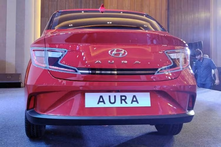 Hyundai Aura 2020 sẽ được bày bán tại thị trường Ấn Độ với 3 tùy chọn động cơ. Thứ nhất là động cơ xăng hút khí tự nhiên, dung tích 1,2 lít với công suất tối đa 83 mã lực. Thứ hai là động cơ diesel tăng áp, dung tích 1,2 lít với công suất tối đa 75 mã lực. Cuối cùng là động cơ xăng tăng áp, dung tích 1.0 lít, sản sinh công suất tối đa 100 mã lực. 3 động cơ này kết hợp với hộp số sàn hoặc tự động 5 cấp. 