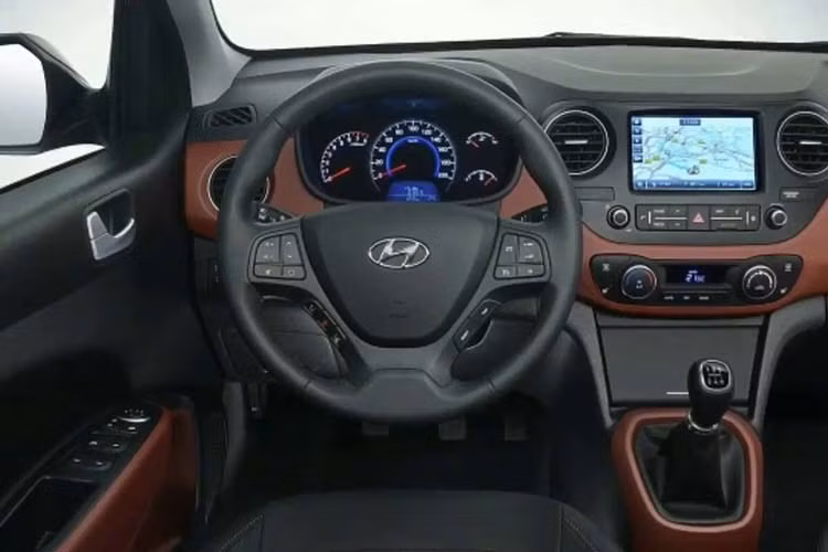 Tại thị trường Ấn Độ, Hyundai Grand i10 thế hệ mới có những trang bị nội thất đáng chú ý như hệ thống thông tin giải trí với màn hình cảm ứng 8 inch, hỗ trợ Apple CarPlay/Android Auto, bảng đồng hồ kết hợp analog và kỹ thuật số, hệ thống sạc điện thoại thông minh không dây, cửa gió điều hòa hàng ghế sau, hệ thống âm thanh Arkamys, bệ tì tay trung tâm cho hàng ghế sau hay camera lùi.