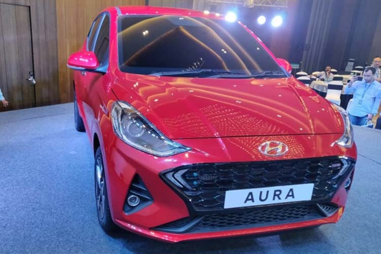 Bên ngoài, Aura 2020 được áp dụng ngôn ngữ thiết kế Sensuous Sportiness mới nhất của thương hiệu Hyundai. Phần đầu xe của mẫu sedan cỡ A này về cơ bản là giống hệt Hyundai Grand i10 2019. Do đó, xe cũng có cụm đèn pha projector vuốt mượt mà về phía sau và lưới tản nhiệt Cascading Grille màu đen bóng vốn đã trở thành đặc trưng của xe Hyundai trong thời gian gần đây.