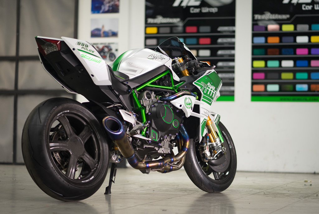 Model này sở hữu động cơ bốn xi-lanh thẳng hàng, siêu tăng áp, dung tích 998 cc, sản sinh 203 mã lực tại tốc độ tua máy 11.000 vòng/phút, mô-men xoắn cực đại 133,5 Nm tại 10.500 vòng/phút.