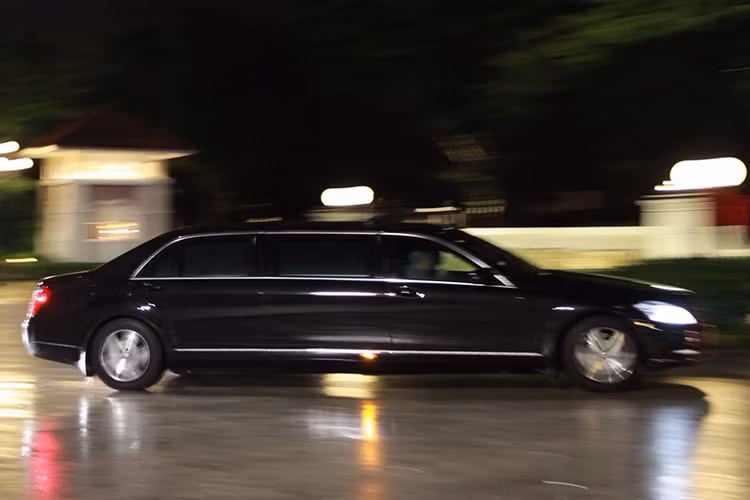 Đúng 19h15 tối ngày 6/11, đoàn xe chuyên dụng bao gồm những chiếc siêu xe sang Mercedes-Benz S600 Pullman Guard (phiên bản đặc chủng chống đạn) của Tổng thống Nga Putin đã đến Đà Nẵng. Đoàn xe này được hộ tống bởi những chiếc Toyota Camry đặc chủng của cảnh sát Việt Nam.