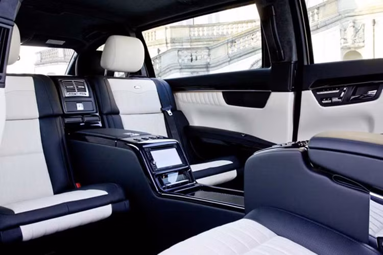 Ngoài ra, các ứng viên cho vị trí lái xe cho Tổng thống phải vượt qua nhiều bài kiểm tra về tâm lý và thể lực, cũng như trình độ lái xe trong điều kiện khắc nghiệt. Quá trình để chính thức trở thành lái xe khá dài. Điều kiện cần là họ phải có kinh nghiệm làm việc trong các đơn vị FSS. Trung bình họ phải mất từ 7 đến 15 năm để có hội tụ đủ điều kiện nhận nhiệm vụ quan trọng này.