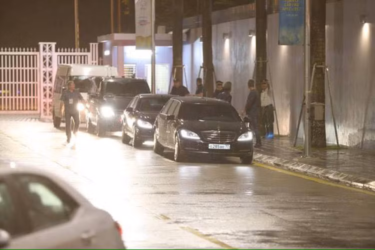 Chiếc Mercedes-Benz này thuộc dòng limousine có trục cơ sở khá dài, dài hơn nhiều so với bản L. Phía sau hàng ghế lái là 4 chỗ ngồi. Được phát triển dựa trên khung gầm S600, xe Mercedes-Benz S600 Pullman Guard được bọc thép kiên cố. Nhiều chi tiết, kết cấu kỹ thuật được làm lại để đáp ứng khả năng chống chịu trước điều kiện khắc nghiệt.