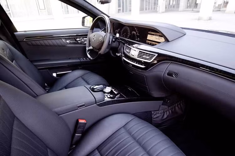 Khoang hành khách được thiết kế tách biệt với khoang lái, như cách bố trí của hầu hết các mẫu limousine khác. Lớp kính ngăn cách giữa hai khoang này được thiết kế đặc biệt và có thể làm mờ chỉ bằng một nút bấm trên xe khi cần thiết. Nóc của xe được thiết kế lại, tăng thêm diện tích sử dụng cho người ngồi bên trong. Trên xe còn được trang bị lớp vỏ bình xăng có khả năng tự liền khi bị thủng, lốp run-flat và hệ thống chữa cháy.