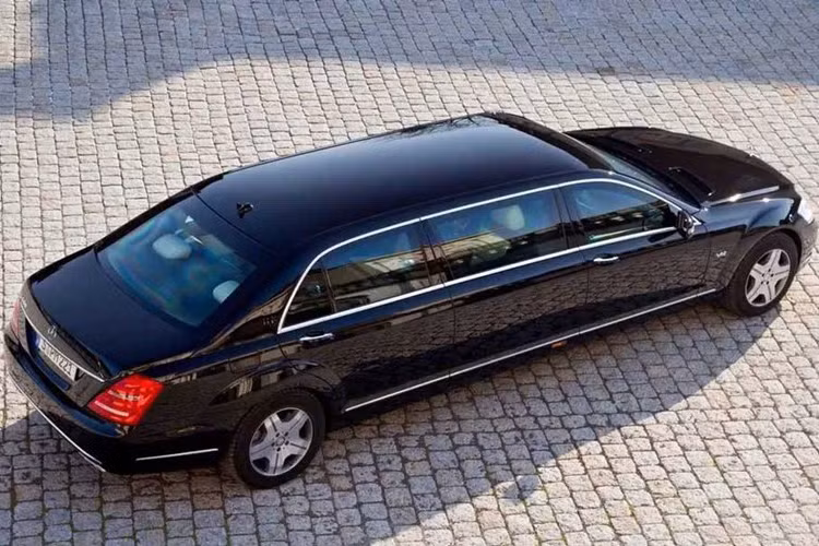 Khi công du nước ngoài, để đảm bảo sự an toàn cho ông Putin, siêu xe S-600 luôn được mang theo. Trong khi, Tổng thống Nga bay trên chuyên cơ thì S-600 được vận chuyển bằng máy bay vận tải chuyên dụng. Trong các chuyến viếng thăm, dự hội nghị ở nước ngoài, máy bay IL-76 sẽ có trách nhiệm vận chuyển các siêu xe này tới nơi an toàn.