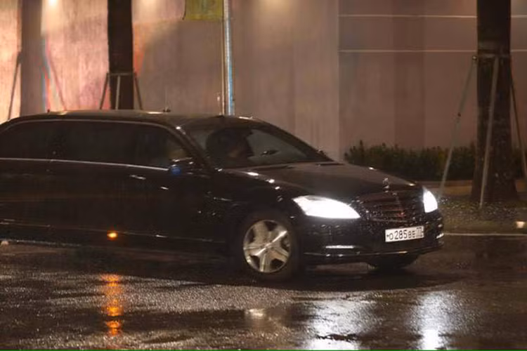 Những chiếc Mercedes-Benz S600 Pullman Guard nặng tới 5,8 tấn đồng thời sở hữu chiều dài tổng thể 6.400 mm và chiều dài cơ sở 4.328 mm. Không chỉ 1 mà có tới 11 chiếc S600 Pullman chống đạn phục vụ Tổng thống Putin. Tất cả những chiếc xe này được một đơn vị đặc biệt (GON) thuộc Cơ quan an ninh liên bang Nga (FSB) phụ trách.