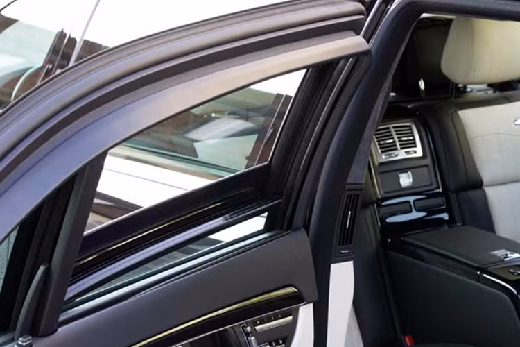 Bên cạnh đó, siêu xe sang Mercedes-Benz S600 Pullman Guardc òn được trang bị hệ thống động cơ mạnh mẽ. Xe sở hữu khối động cơ V12 5.5 lít, tăng áp kép, sản sinh công suất 510 mã lực và mô-men xoắn cực đại 827 Nm, đủ để chiếc xe nặng nề này có thể cắt đuôi các đối tượng truy đuổi.