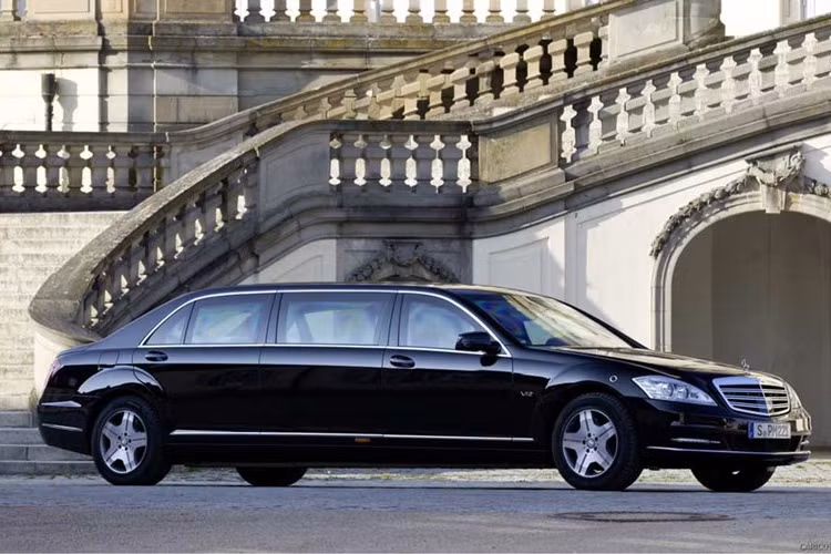 Theo trang Autoevolution, cỗ xe bọc thép phục vụ Tổng thống Putin có giá thị trường vào khoảng hơn 1,5 triệu USD, thậm chí chiếc xe S-Class Pullman Guard đời 1994 của ông được bán lại với giá 1,35 triệu USD.