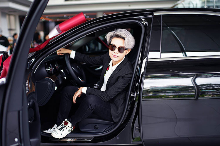 Việc tậu chiếc Mercedes-Benz E200 cũng giúp nữ ca sĩ Cát Tường gia nhập vào câu lạc bộ những người nổi tiếng tậu xe Mercedes-Benz tại Việt Nam cùng với nhiều đồng nghiệp khác như Tim, Tuấn Hưng, Quang Hà, Ngô Kiến Huy, Miu Lê, Hương Tràm, Gil Lê và Di Băng...