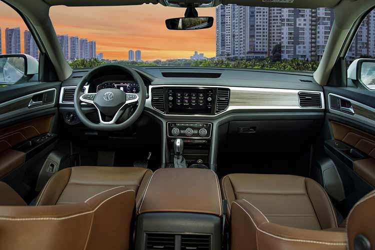 Nhờ chiều dài cơ sở 2.980 mm, Volkswagen Teramont có không gian nội thất rộng rãi cho 7 người. Cả 3 hàng ghế đều được bọc da, trong đó có 2 ghế trước tích hợp chỉnh điện, sưởi và nhớ vị trí. Ngoài ra, xe còn được trang bị hàng loạt các tính năng tiện nghi hiện đại như; bảng đồng hồ tốc độ điện tử 12,3 inch, màn hình cảm ứng cỡ lớn hỗ trợ kết nối Apple CarPlay/Android Auto để sử dụng trợ lý tiếng Việt Kik... 