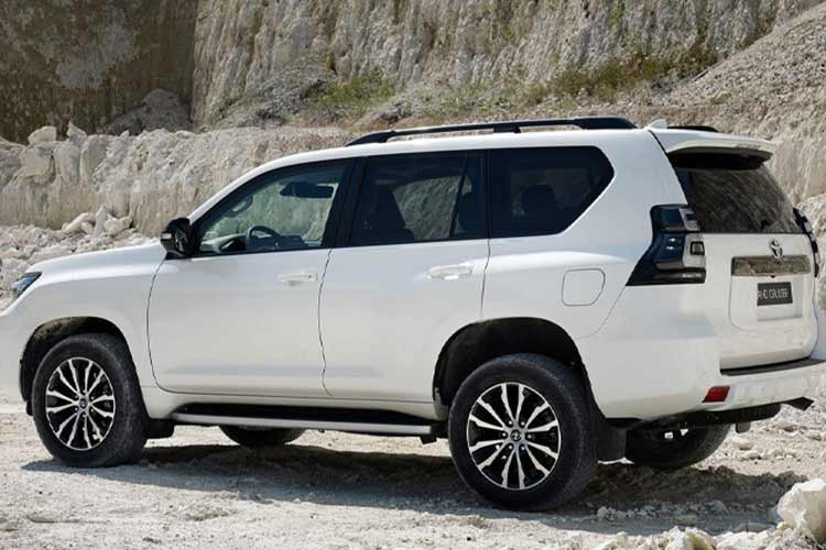 Xe sở hữuu khối động cơ 4 xy-lanh, dung tích 2.7L, sản sinh công suất 164 mã lực tại 5.200 vòng/phút và mô-men xoắn 246 Nm tại 3.900 vòng/phút. Động cơ đi kèm hộp số tự động 6 cấp, hệ dẫn động 4 bánh toàn thời gian, bộ vi sai trung tâm hạn chế trượt TORSEN cùng gài cầu điện… giúp mang lại khả năng vận hành an toàn, êm ái và dễ dàng trên nhiều địa hình.