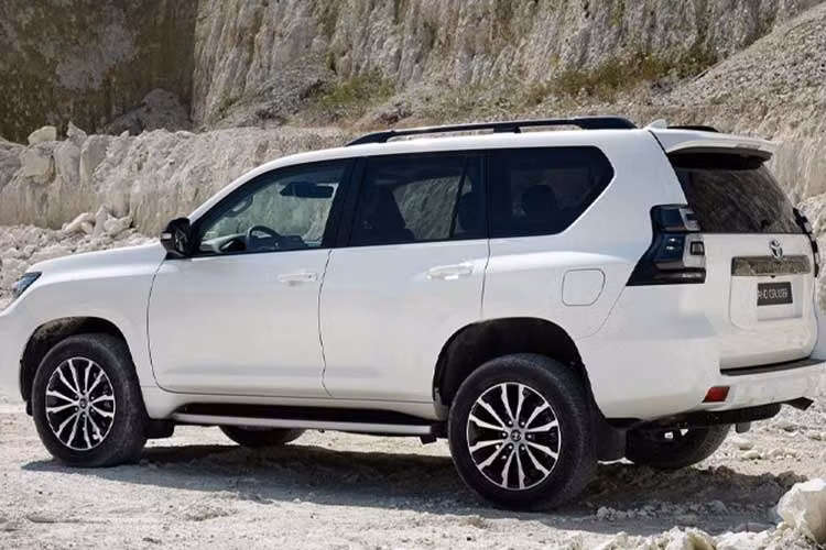 Xe sở hữuu khối động cơ 4 xy-lanh, dung tích 2.7L, sản sinh công suất 164 mã lực tại 5.200 vòng/phút và mô-men xoắn 246 Nm tại 3.900 vòng/phút. Động cơ đi kèm hộp số tự động 6 cấp, hệ dẫn động 4 bánh toàn thời gian, bộ vi sai trung tâm hạn chế trượt TORSEN cùng gài cầu điện… giúp mang lại khả năng vận hành an toàn, êm ái và dễ dàng trên nhiều địa hình.