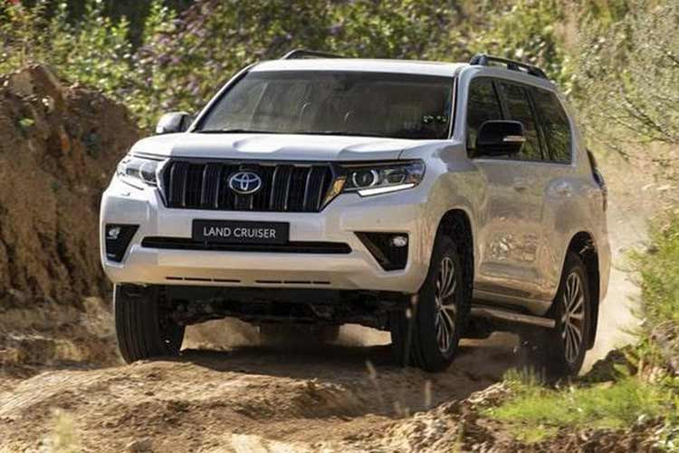 Dù ít trang bị và thiết kế dần lỗi thời trước các đối thủ Ford Explorer và Volkswagen Teramont nhưng Prado vẫn được đánh giá là mẫu xe có tốc độ trượt giá thấp. Thậm chí có thời điểm 'khan hàng', người mua phải chờ đợi hoặc chấp nhận “mua bia kèm lạc” tại các địa lý chính hãng của Toyota Việt Nam.