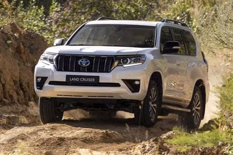 Dù ít trang bị và thiết kế dần lỗi thời trước các đối thủ Ford Explorer và Volkswagen Teramont nhưng Prado vẫn được đánh giá là mẫu xe có tốc độ trượt giá thấp. Thậm chí có thời điểm 'khan hàng', người mua phải chờ đợi hoặc chấp nhận “mua bia kèm lạc” tại các địa lý chính hãng của Toyota Việt Nam.