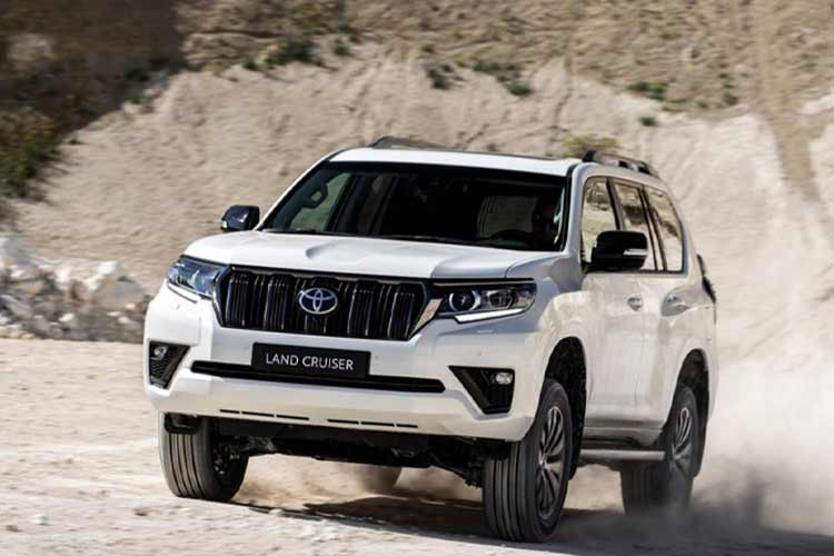  Toyota Land Cruiser Prado Phiên bản mới nhất của Toyota Land Cruiser Prado ra mắt khách hàng Việt vào hồi tháng 10/2021 với khá nhiều nâng cấp về công nghệ. Hiện xe được phân phối tại Việt Nam với một phiên bản đi cùng mức giá là 2,628 tỷ đồng. Tương tự như nhiều mẫu xe khác đến từ Toyota, Land Cruiser Prado sở hữu thiết kế rất bền dáng, mạnh mẽ và sang trọng.